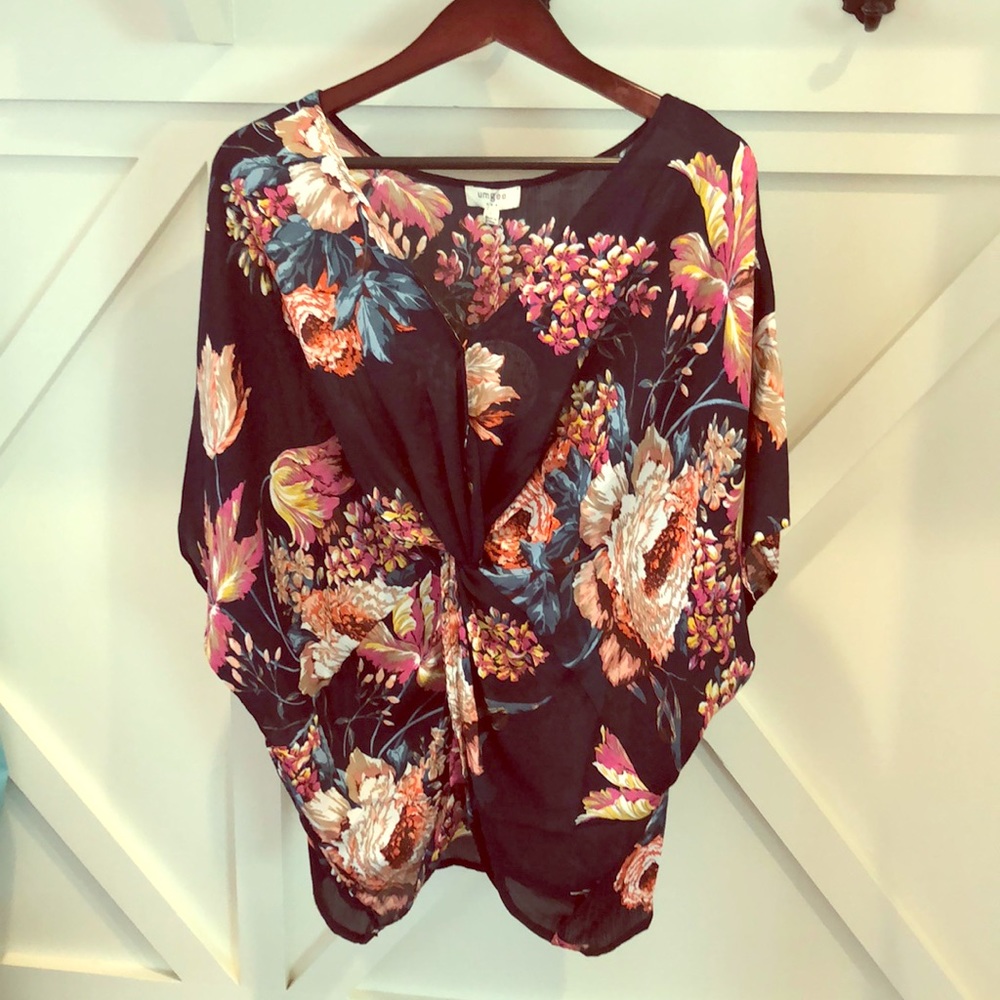 GORGEOUS floral knot resort style top - large